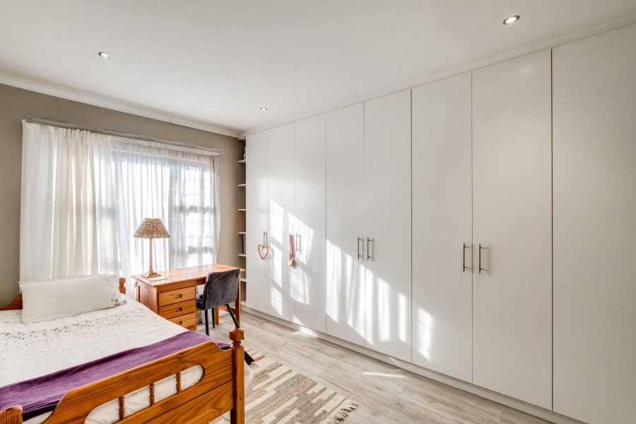 5 Bedroom Property for Sale in Kirstenhof Western Cape